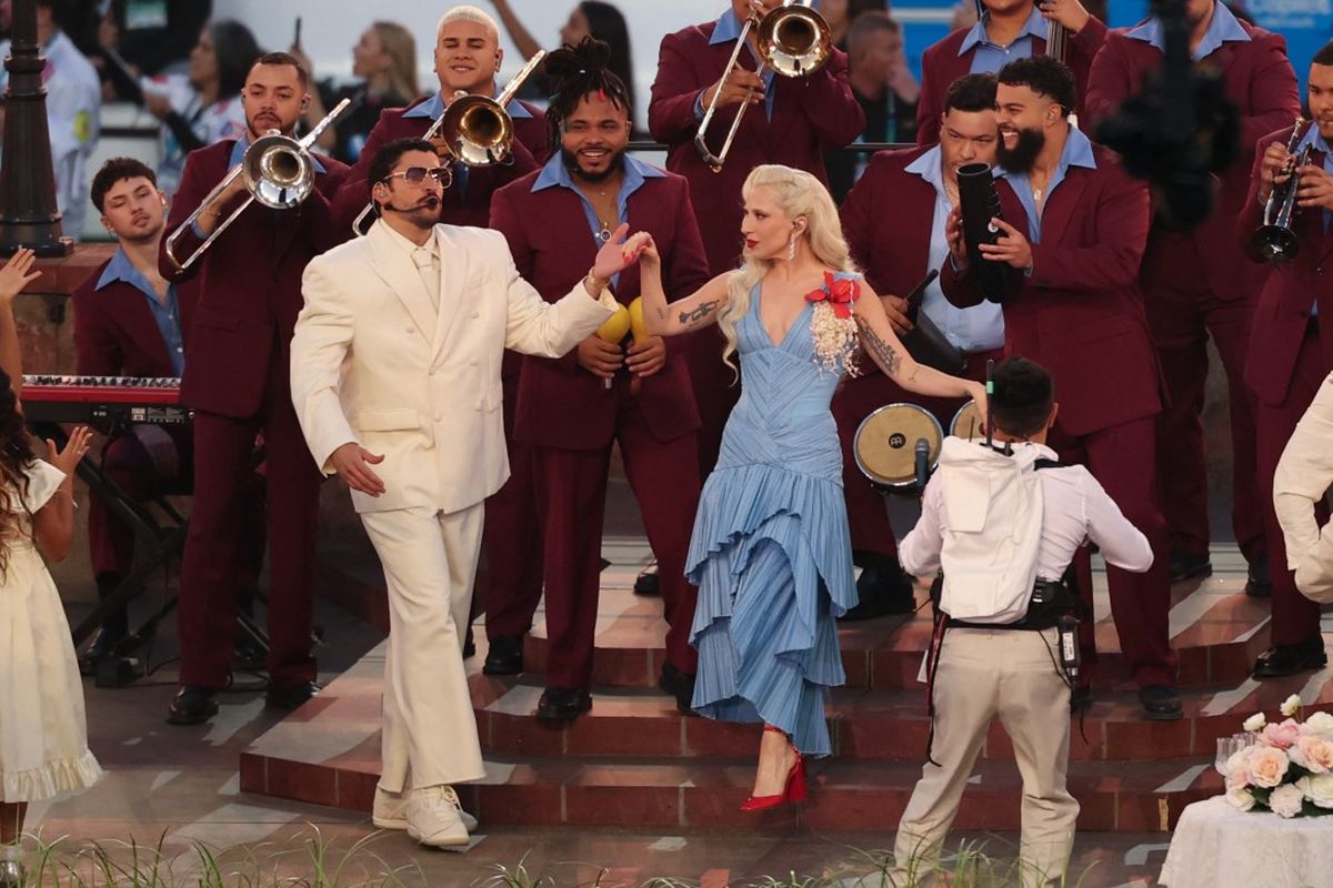 Bad Bunny, Dua Gaya Ikonik Bad Bunny di Super Bowl Halftime Show 2026, Pakai Jersey “Ocasio” dan Nuansa Krem yang Personal, Pilih brand Zara untuk merepresentasikan budaya Latina, Tampil gagah dengan setelan jas krem , Bad Bunny selipkan identitas ke dalam busana