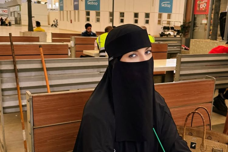 Tasya Farasya, busana umrah, 7 Gaya Busana Umrah Tasya Farasya, Bisa Jadi Inspirasi, 1. Outfit hitam untuk perjalanan, 2. Abaya warna nude dengan siluet longgar, 3. Paduan hijab senada untuk tampilan rapi, 4. Hijab cokelat tua dengan busana senada, 5. Busana serba cokelat gelap untuk malam hari, 6. Hijab simpel tanpa layering berlebih, 7. Tampilan bercadar hitam yang tertutup sempurna