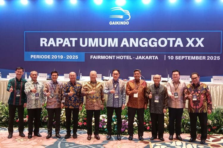 otomotif, Gaikindo, penjualan mobil, Kemenperin, mobil, industri otomotif, Ketua Umum Gaikindo: Babak Baru Regulator Jadi Pemimpin, Warisan dari Kepemimpinan Sebelumnya,  Ilustrasi pameran otomotif., Stagnasi dan Tekanan Pasar, Banjir Kendaraan Impor,  Ilustrasi pabrik mobil Hyundai di Korea Selatan., Era Elektrifikasi, Lembar Baru Gaikindo,  Ekspor mobil Toyota, Profil Singkat Putu Juli Ardika, Berikut susunan pengurus Gaikindo periode 2025–2028: