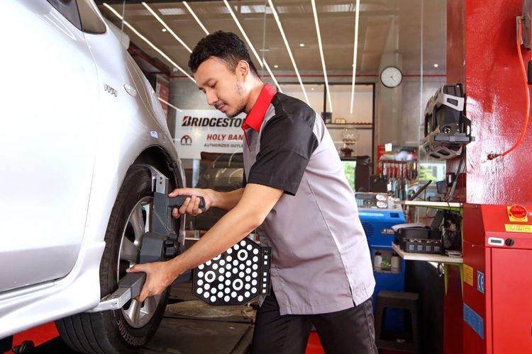 rotasi ban, kerusakan ban mobil, pemeriksaan rutin ban, tanda kerusakan ban, Kenali Kerusakan Tersembunyi Ban Mobil Sebelum Terlambat