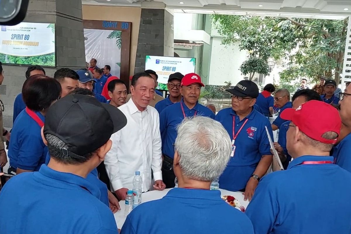Jokowi, grup WhatsApp, SMAN 6 Solo, Grup WhatsApp, ijazah jokowi, sman 6 solo, jokowi alumni sman 6 solo, Mengapa Jokowi Tidak Pernah Mau Gabung Grup Alumni?, Jokowi Tolak Gabung Grup WhatsApp Alumni, Komunikasi Pribadi Lebih Disukai Jokowi, Alasan di Balik Penolakan Jokowi Gabung Grup Alumni, Jokowi Tidak Terlalu Peduli dengan Dunia Media Sosial