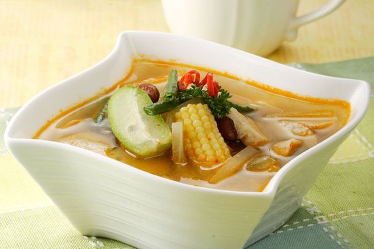 Ketupat, lauk, Ide 7 Makanan yang Bisa Jadi Lauk Pendamping Ketupat Saat Lebaran, 1. Opor ayam, 2. Rendang daging, 3. Sambal goreng ati, 4. Sayur labu siam, 5. Semur daging atau telur, 6. Serundeng kelapa, 7. Kerupuk udang atau emping