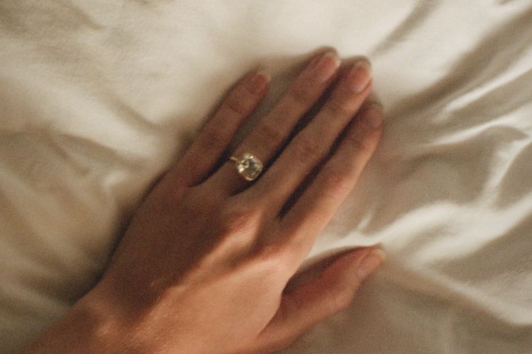 Liam Hemsworth, cincin tunangan vintage, gabriella brooks, gabriella brooks liam hemsworth, cintin tunangan gabriella brooks dan liam hemsworth, Kilau Mewah dan Vintage Cincin Pertunangan Gabriella Brooks dari Liam Hemsworth, Bernilai Rp2,3 M