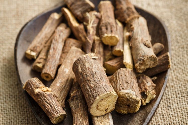 Sakit tenggorokan, sakit tenggorokan, radang tenggorokan, minuman untuk radang tenggorokan, minuman untuk sakit tenggorokan, minuman untuk sakit tenggorokan dari bahan alam, 6 Minuman untuk Sakit Tenggorokan dari Bahan Alami yang Mudah Didapat, 1. Cuka apel, 3. Akar Manis atau Licorice, 4. Wedang Jahe, 5. Air kelapa, 6. Air lemon