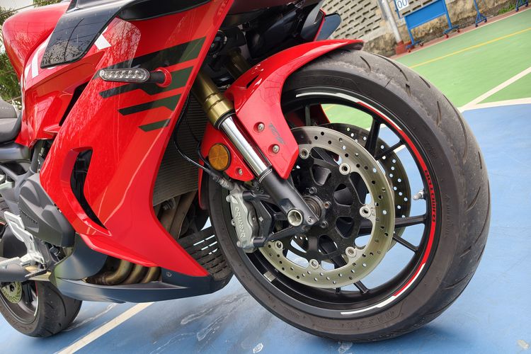 SRK 800 RR, QJMotor, moge, QJMotor SRK 800 RR, QJMotor SRK 800 RR, Moge Sport Rp 268 Jutaan Tampilan Agresif