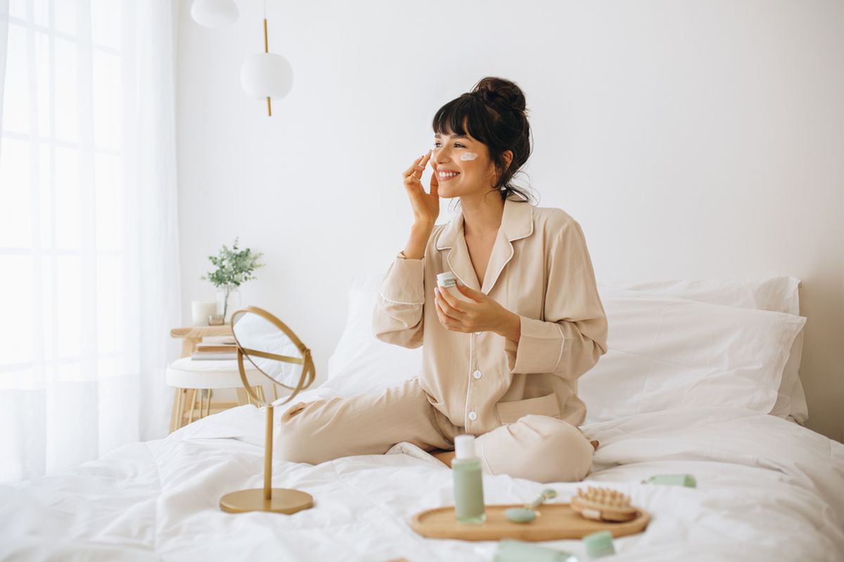 Hindari 11 Kesalahan Skincare Ini agar Tetap Glowing, 1. Terlalu sering eksfoliasi, 2. Tidak membersihkan makeup sebelum tidur, 3. Hanya menggunakan sunscreen saat cuaca panas, 4. Mengabaikan area leher dan dada, 5. Menggabungkan terlalu banyak bahan aktif , 6. Tidak menggunakan pelembap, 7. Memencet jerawat, 8. Terlalu mengikuti tren di media sosial, 9. Tidak menyesuaikan skincare dengan usia, 10. Menggunakan sunscreen terlalu sedikit, 11. Kurang tidur dan gaya hidup tidak sehat