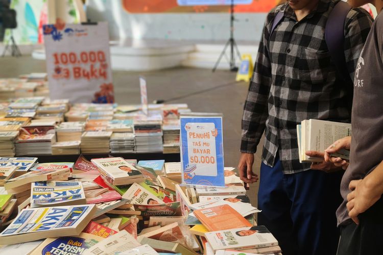 Tips ke bazar buku, bazar buku terdekat, pasar literasi jakarta, bazar buku murah jakarta, tips ke bazar buku, tips ke pasar literasi, bazar buku murah di jakarta selatan, bazar buku one belpark, 3 Tips ke Bazar Buku Pasar Literasi di Jakarta, Pilih Promo Bundling
