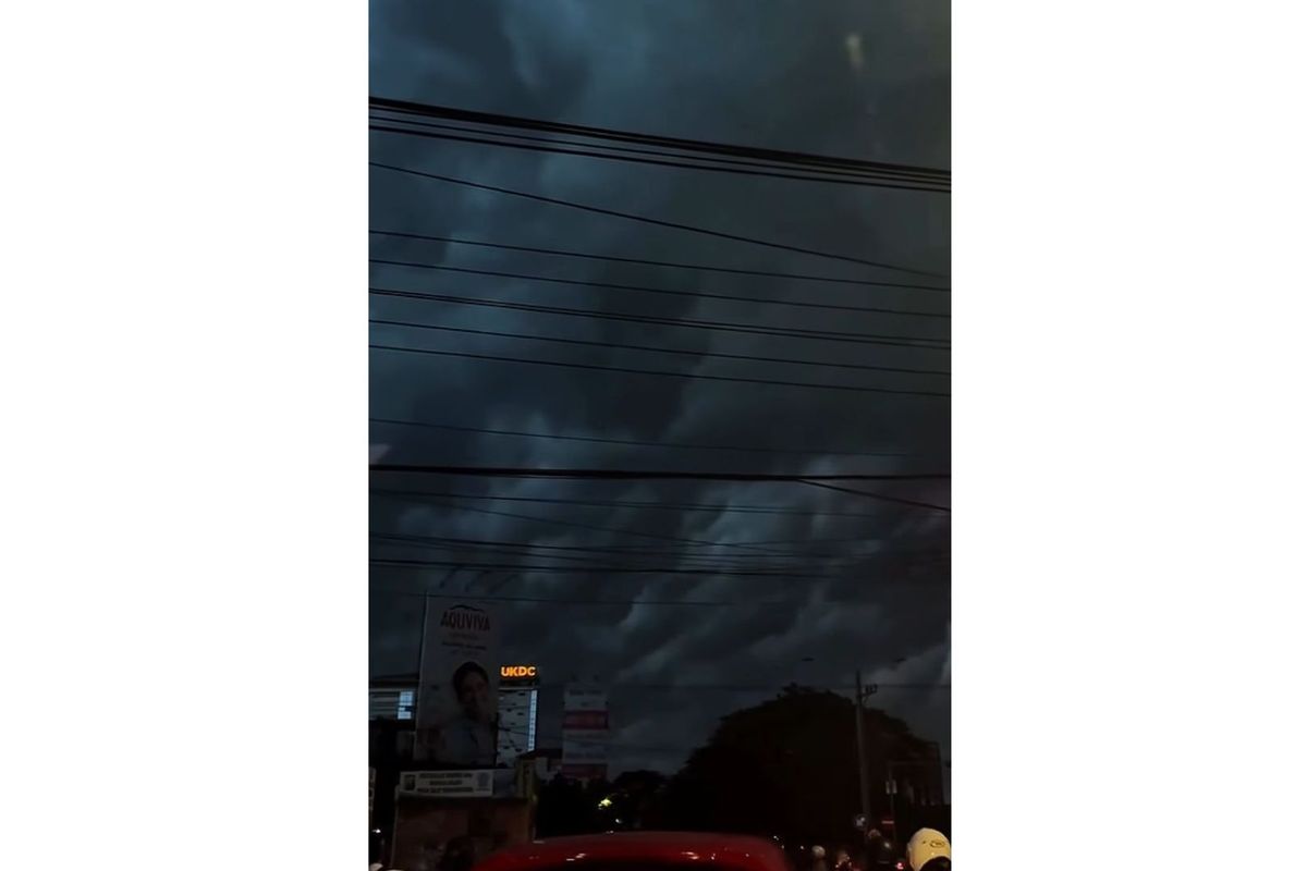 awan hitam, BMKG, musim hujan 2025, awal musim hujan 2025, awan gelap, awal musim hujan 2025 jawa timur, awan hitam surabaya, Awan Hitam Tiba-tiba Muncul di Surabaya, BMKG Ungkap Penyebabnya