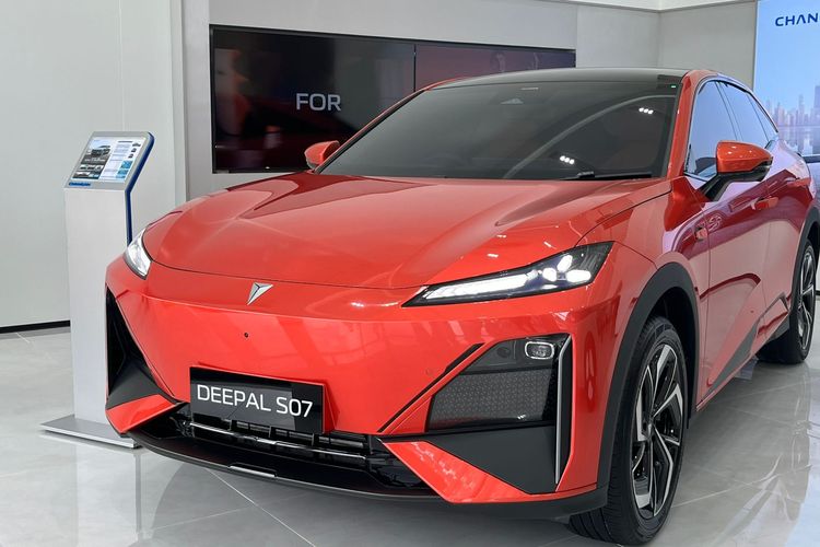 Changan, Lumin, Deepal S07, Changan Serahkan Lumin dan Deepal SO7 ke Konsumen Pertama di Indonesia