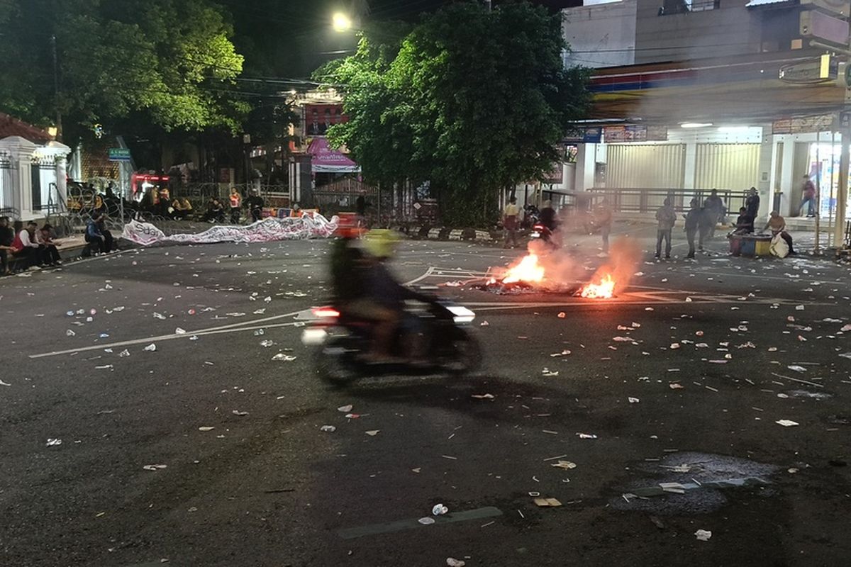 bupati pati, bupati pati sudewo, Bupati Sudewo, pemakzulan Bupati Pati, pemakzulan Bupati Pati Sudewo, Bupati Pati Sudewo Batal Dimakzulkan, Pendemo: DPRD Pengkhianat Rakyat, Massa Kecewa dan Bubarkan Diri, Mosi Tidak Percaya untuk DPRD, DPRD: Pemakzulan Sudewo Tak Bisa Diproses, Permintaan Maaf DPRD Pati
