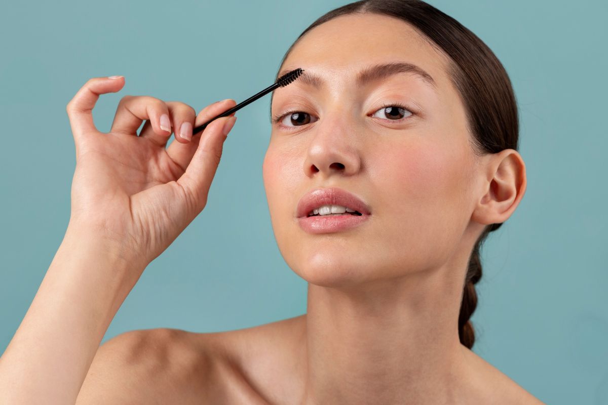 tips menumbuhkan alis dengan cepat, tips membuat alis tebal, cara membuat alis tebal alami, cara membuat alis tebal, makeup alis tebal, Tips Menumbuhkan Alis Tebal, Perawatan Alami hingga Makeup Profesional, 1. Gunakan serum penumbuh alis, 2. Pijat alis secara lembut, 3. Manfaatkan aloe vera, 4. Gunakan pensil alis, 5. Aplikasikan gel alis berfiber