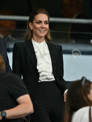 kate middleton, Princess of Wales, Putri Wales, gaya berpakaian Kate Middleton, Outfit Kate Middleton, gaya kate middleton, gaya rambut kate middleton, busana kate middleton, catherine middleton, gaya pakaian kate middleton, Outfit Kate Middleton Saat Nonton Rugby, Pakai Blazer Alexander McQueen