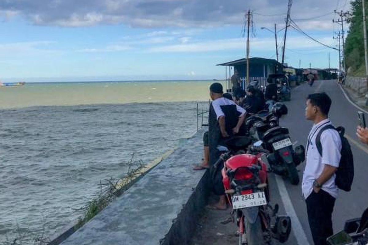 Gorontalo, peringatan tsunami, BPBD Gorontalo, Tsunami Gorontalo, prediksi tsunami BMKG, evakuasi warga Gorontalo, gempa Rusia 2025, potensi tsunami Indonesia, Tangga Dua Ribu Gorontalo Dipenuhi Warga Cari, Evakuasi Warga, Warga Berkerumun di Pantai, Sebagian Enggan Mengungsi, Sebagian Warga Mengungsi ke Tempat Tinggi, Wilayah Lain Juga Melakukan Evakuasi, BMKG: Belum Ada Gelombang Signifikan di Gorontalo