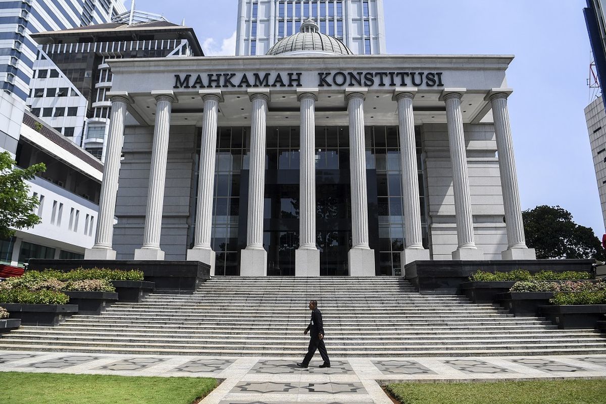 Mahkamah Konstitusi, komisaris BUMN, larangan rangkap jabatan, wamen rangkap jabatan, wamen rangkap jabatan komisaris, wamen rangkap jabatan bumn, MK Larang Wakil Menteri Rangkap Jabatan, Siapa Saja Daftarnya?, Pertimbangan Hukum MK Terkait Wamen yang Rangkap Jabatan, MK Beri Batas Waktu 2 Tahun Untuk Ganti Wamen, Keputusan MK dari Hasil Gugatan Advokat Viktor Santoso Tandiasa, Respon Pemerintah Terhadap Keputusan MK, Daftar Wamen Rangkap Jabatan Komisaris BUMN