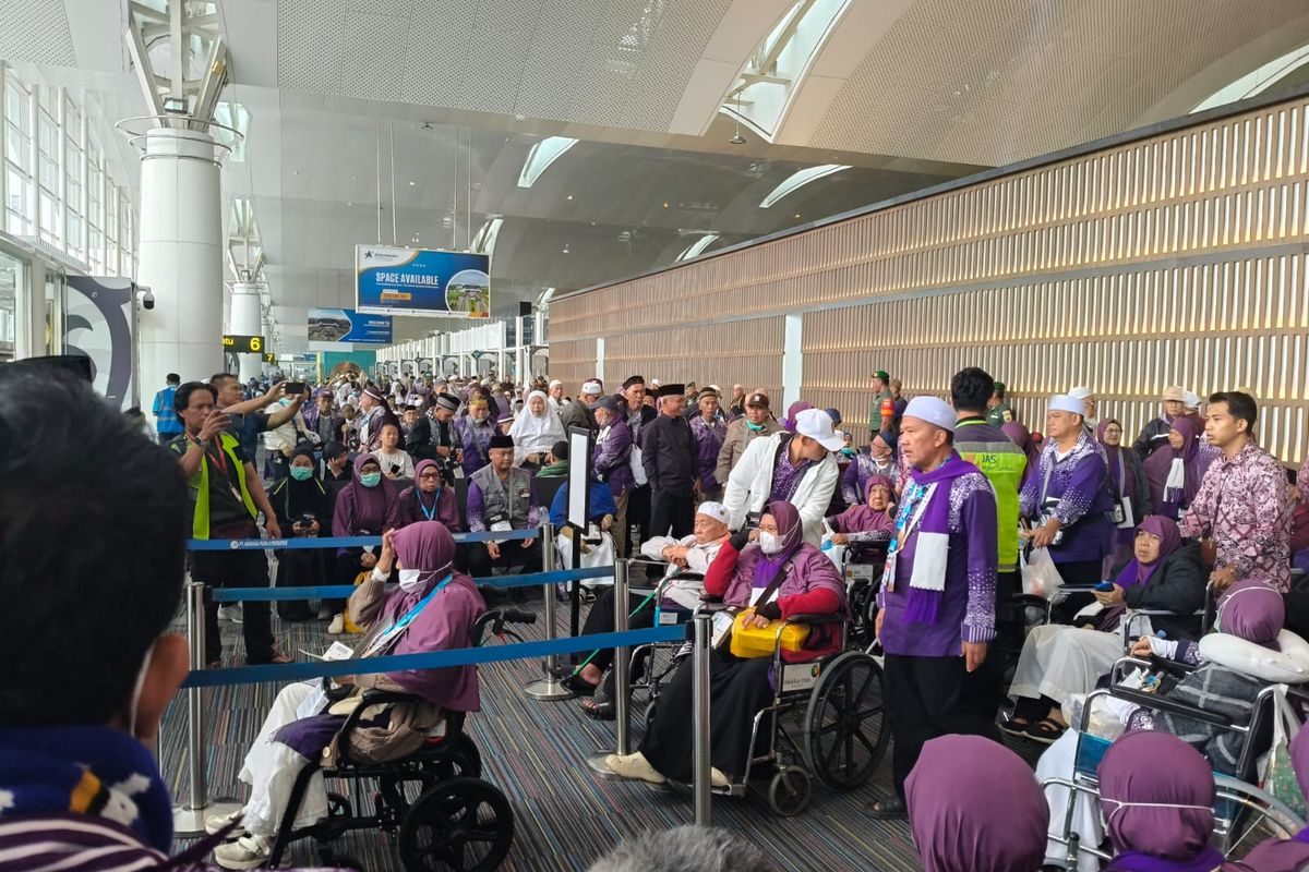 jemaah haji, Medan, Saudia Airlines, Saudia Airlines ancaman bom, saudia airlines ancaman bom pesawat, Transit Tak Terduga di Medan, Jemaah Haji Pulang Bawa Bolu Meranti Usai Ancaman Bom