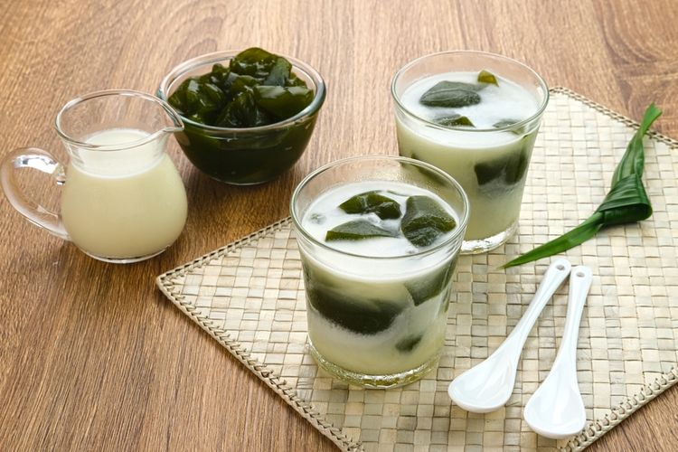 cara membuat cincau hijau, cara membuat cincau hijau agar keras, cara membuat cincau hijau agar tidak bau daun, cara membuat cincau hijau dengan blender, Cara Membuat Cincau Hijau Kenyal Bebas Busa, Tak Perlu Tambah Bahan, Pilih Daun Cincau yang Baik, Bersihkan Daun Cincau Perdu, Rendam Daun dengan Air Mendidih, Remas-Remas Daun dalam Air Bersih, Saring dan Buat Cincau, Diamkan Hingga Mengental dan Kenyal, Siapkan Pelengkap Minuman