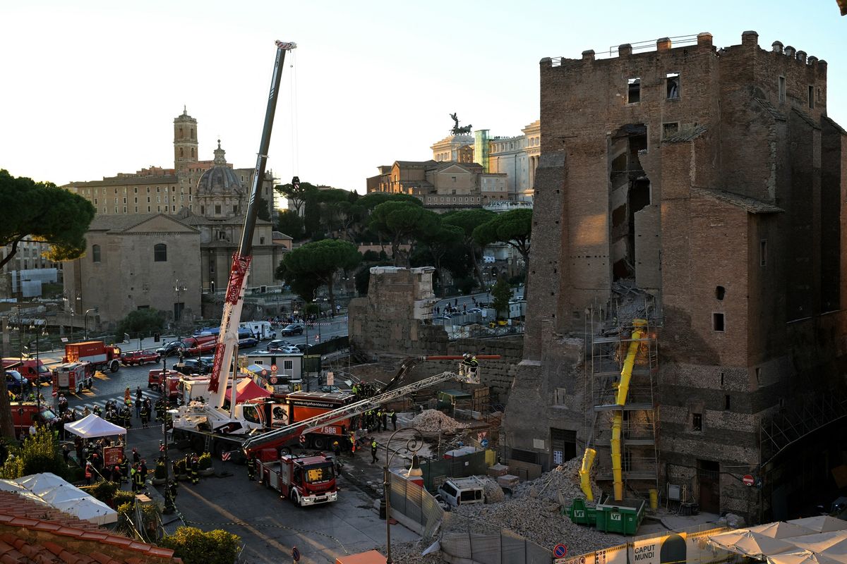 Torre dei Conti, Torre dei Conti runtuh, Sebagian Menara Abad Pertengahan di Roma Runtuh, 4 Pekerja Terluka
