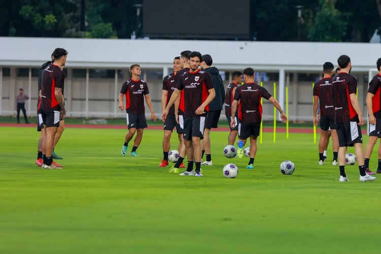 Timnas Indonesia, Berita Foto, Indonesia Vs Bahrain, Kualifikasi Piala Dunia 2026 Zona Asia, Latihan Timnas Indonesia: 3 Pemain Absen, Kluivert Bagi 3 Grup, Kiper Berlatih Duel