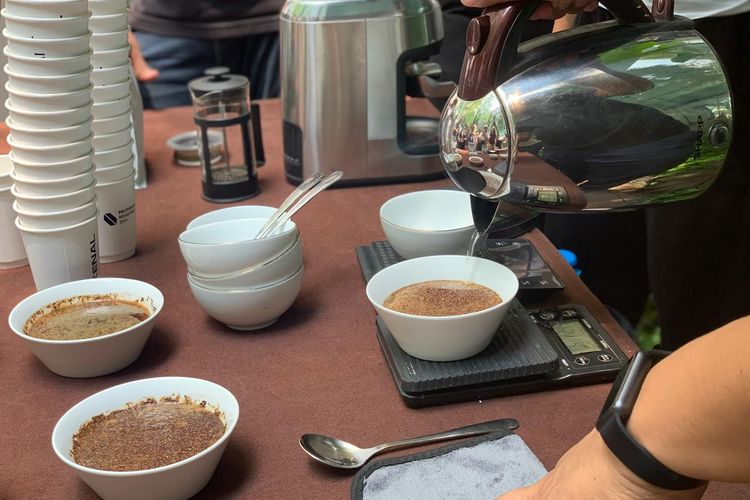 Begini Cara Barista Menilai Kualitas Kopi Lewat Coffee Cupping