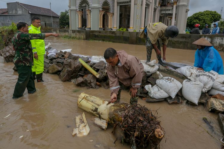 Kudus, Jawa Tengah, banjir Kudus, BERITA FOTO: Kudus Kembali Kebanjiran, Ratusan Rumah Terendam, Ratusan rumah terendam, Ketinggian air bervariasi, Banjir kudus akhir Januari 2025, Status tanggap darurat
