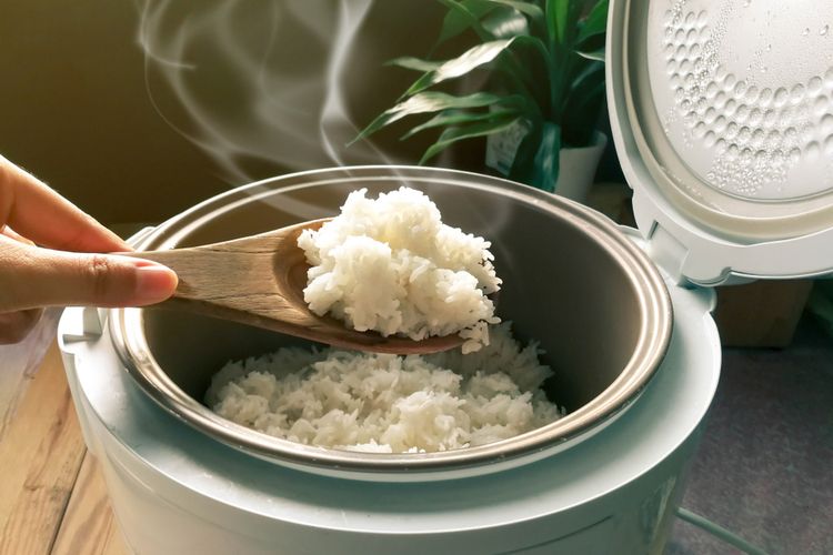 Memasak Nasi Pakai Air Dingin Vs Air Mendidih, Mana yang Lebih Enak?
