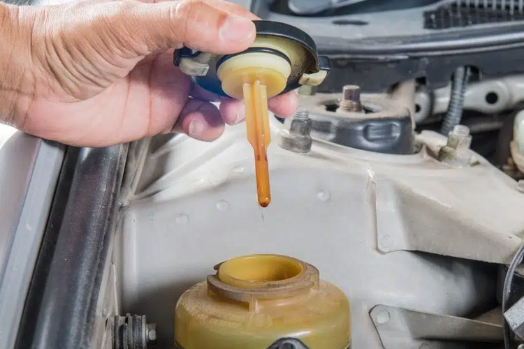 Perawatan Mobil, kebocoran oli, power steering hidraulis, Raka B. Ferdynanza, Mengapa Kebocoran Oli Power Steering Perlu Diperhatikan