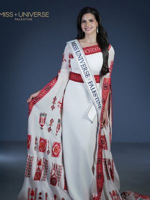 nadeen ayoub, miss universe 2025, miss universe palestine, Nadeen Ayoub, Sosok yang Dinobatkan Miss Universe Pertama Palestina, Perjalanan karier Nadeen Ayoub, Membawa misi kemanusiaan, Harapan Nadeen Ayoub di Miss Universe 2025, Detail fashion Nadeen Ayoub