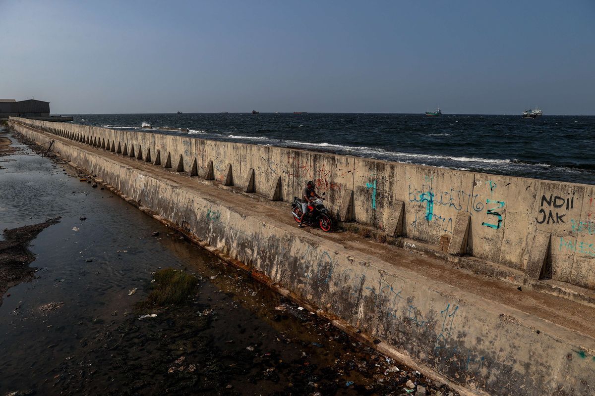 pantura, Giant sea wall, tanggul laut, tanggul laut pantura, Tanggul Laut Pantura Jawa, Kontroversi Tanggul Laut Pantura Rp 1,28 Kuadriliun, Pengamat Sebut Pulau Jawa Bisa Rusak, Proyek Raksasa di Bawah Badan Otorita Baru, Kritik Keras: Pulau Jawa Bisa Semakin Rusak, Dana Jumbo Dinilai Salah Prioritas, Evaluasi Tata Ruang Jadi Kunci, Belajar dari IKN: Risiko Proyek Besar Mandek