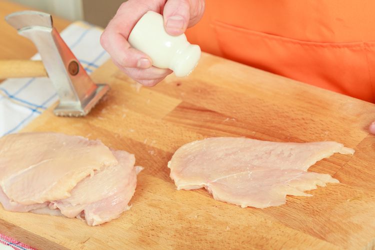pemotongan unggas, daging ayam, ayam, penyembelihan, Panduan Lengkap Cara Sembelih Ayam Sesuai Syariat Islam dan Standar Halal MUI, Memahami Struktur Unik Leher Ayam, Prinsip ASUH dan Kesejahteraan Hewan (Ihsan), Posisi Penyembelihan yang Disarankan, Syarat Sah Penyembelihan Halal