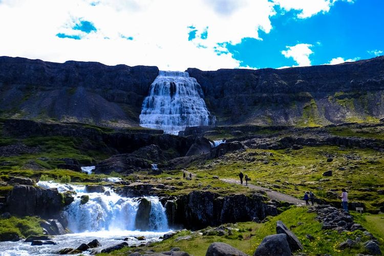 healing, negara paling damai di dunia, Islandia negara paling damai di dunia, negara paling damai, tempat wisata Islandia, tempat wisata negara paling damai di dunia, 8 Tempat Wisata di Negara Paling Damai di Dunia, Cocok Buat Healing!, Reynisfjara, Strokkur, Kirkjufell, Laguna gletser Jökulsárlón, Air terjun Dynjandi, Vatnajökull, Danau Víti, Reykjavik
