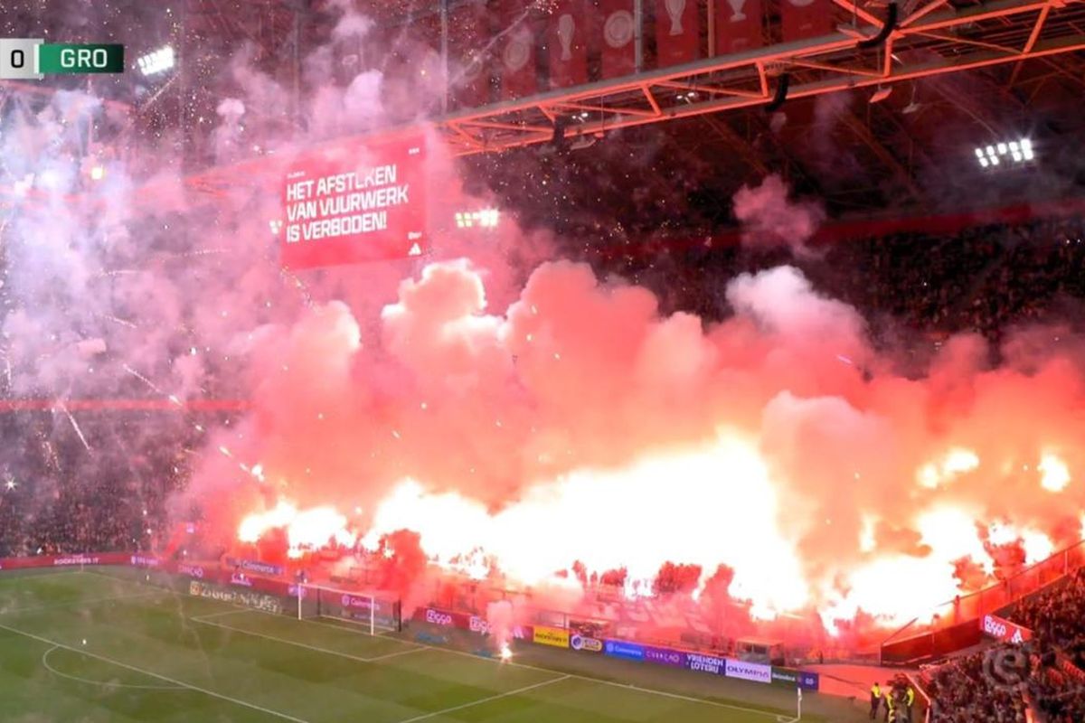Liga Belanda, Ajax Amsterdam, Flare, Johan Cruyff Arena, Ajax vs Groningen Dibatalkan akibat Flare, Klub Sebut Insiden Memalukan