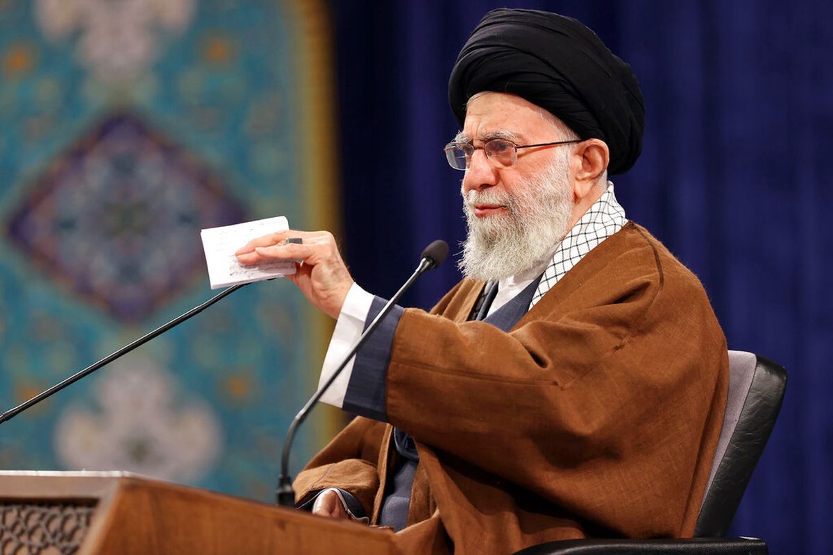 Iran, Ayatollah Ali Khamenei, Khamenei, Iran di Persimpangan Jalan Sejarah, Iran di Ujung Krisis: Khamenei Hadapi Tekanan Terbesar sejak 1989, Dua Pilihan Sulit: Perang atau Diplomasi, Tiga Dekade Kepemimpinan Khamenei: Dari Meragukan Jadi Penguasa Mutlak, Poros Perlawanan Iran: Dari Kekuatan Regional ke Krisis, Tekanan Dalam Negeri Iran dan Gelombang Protes Rakyat, Iran di Persimpangan Jalan Sejarah