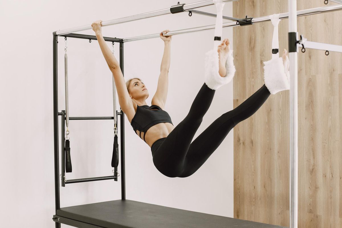 pilates, tower pilates, Tower Pilates Jadi Tren 2026, Bantu Perbaiki Postur dan Nyeri Leher, Apa itu tower pilates?, Manfaat tower pilates untuk tubuh, Perbedaan dengan pilates mat dan reformer, Mengapa tower pilates semakin populer?, Cocok untuk berbagai kalangan