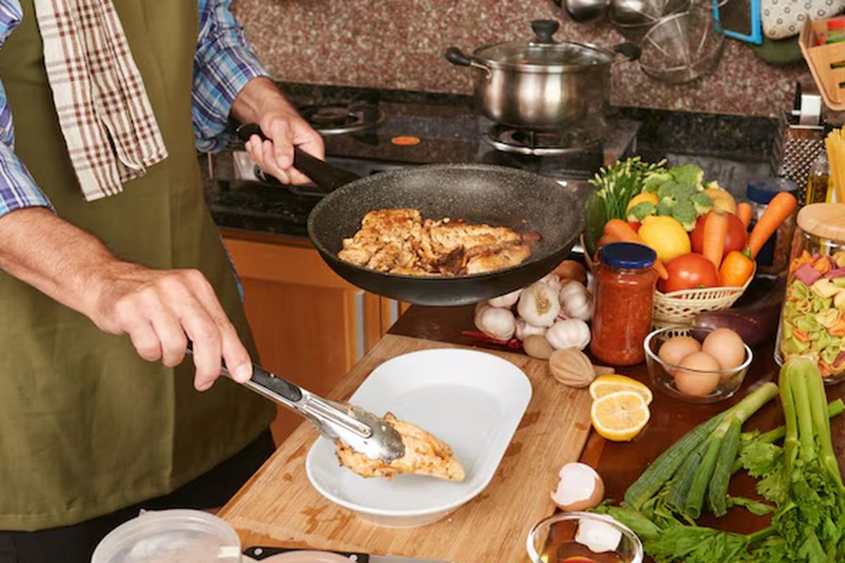 menyiapkan makanan, Kesalahan Menyiapkan Makanan, tips menyiapkan makanan, 6 Kesalahan Menyiapkan Makanan yang Bisa Bikin Sakit, 1. Mencairkan makanan beku di suhu ruangan, 2. Pakai talenan yang sama untuk daging mentah dan sayur, 3. Mencuci ayam mentah, 4. Menyimpan daging mentah di atas makanan lain dalam kulkas, 5. Mendinginkan nasi di suhu ruangan, 6. Mengandalkan warna untuk menilai kematangan daging