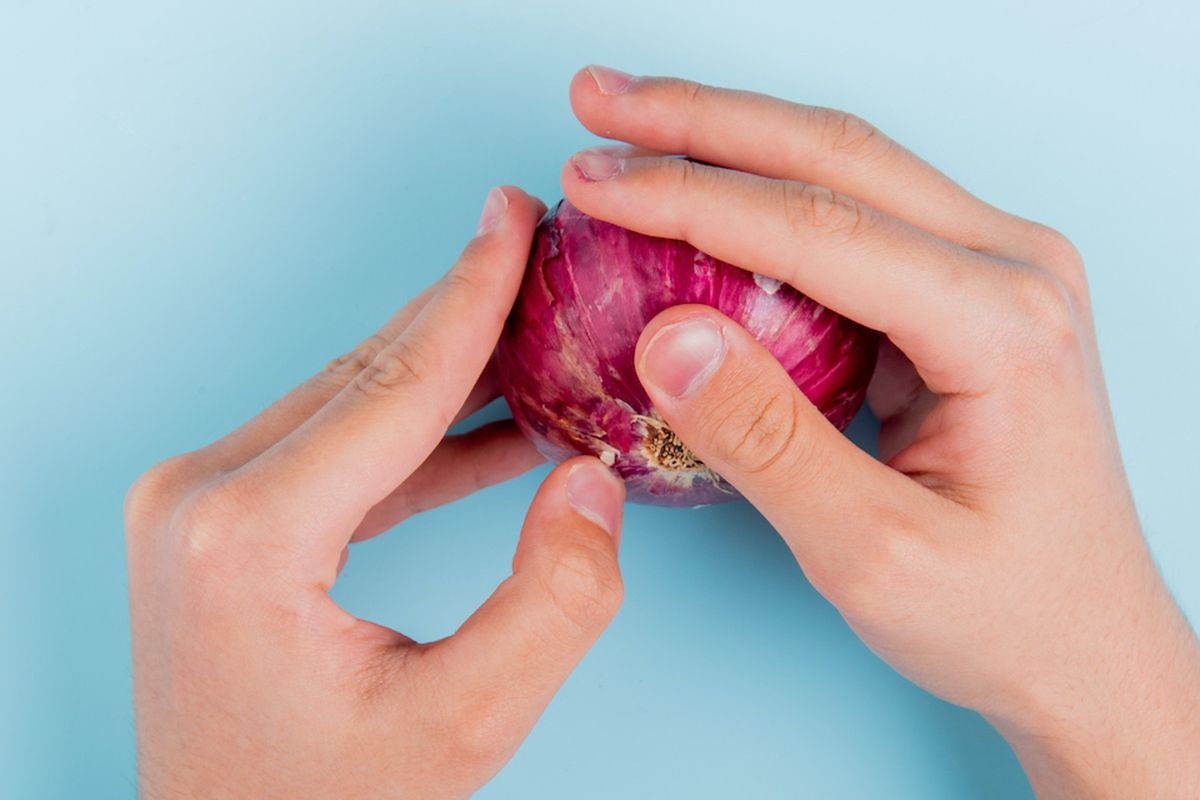 bawang merah, mengupas bawang merah, Bawang merah, Mengupas bawang merah, mengupas bawang merah tidak perih, mengupas bawang merah tidak menangis, Cara Mengupas Bawang Merah Tanpa Menangis, Pakai 5 Bahan Ini!, Lilin aromaterapi, Garam dapur, Kupas di depan air mengalir, Air panas, Masukkan bawang ke lemari es
