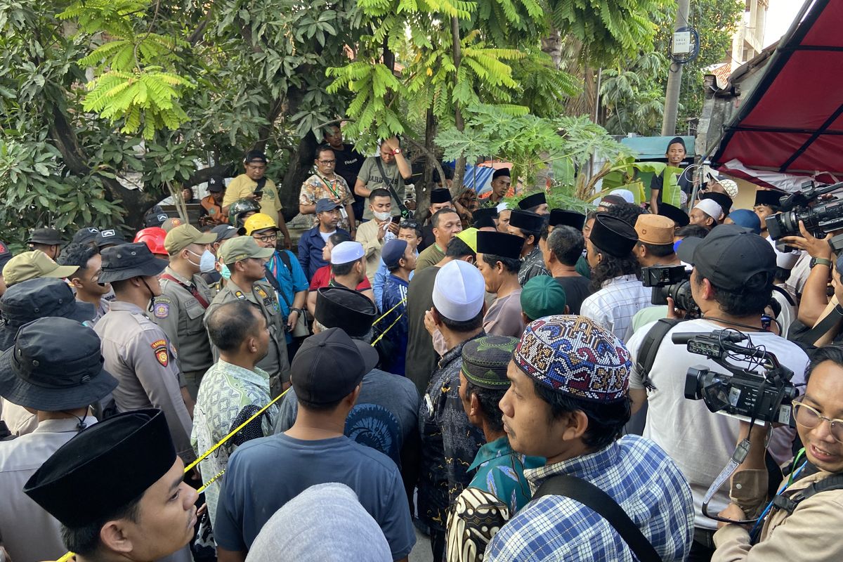 Jawa Timur, santri, sidoarjo, evakuasi, proses evakuasi, Al Khoziny, Keluarga Santri Al Khoziny Desak Percepatan Evakuasi, Proses Pencarian Masih Berlanjut, Keluarga Korban Geruduk TKP, Tuntutan Keluarga Korban ke Pemerintah dan Gubernur, Proses Evakuasi Dilakukan Hati-Hati, Ambruknya Mushala Al Khoziny, Penyebab dan Jumlah Korban, Kementerian PU Kirim Alat Berat