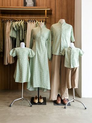7 Rekomendasi Busana Lebaran 2026, Bikin Terlihat Anggun dan Bersahaja, 1. Halimah Gamis Hanbok, 2. Janur Among Collection by Thenblank, 3. Abaya Turkiye Multifungsi, 4. La Zurra Signature (Rompi Lepas) by Javina, 5. Gamis Bini Orang by Butik Care, 6. Al Kisah by Damakara Official, 7. Alea One Set Baju Kurung oleh Leviora