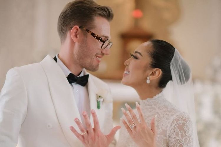 Berlian alami, perhiasan, cinta ibu, Frank Fire, cincin, Perhiasan, berlian alami, natural diamond, frank n co, Cinta Ibu, Seperti Cinta Ibu, Berlian Alami pun Tak Lekang oleh Waktu, Berlian alami sebagai kado bermakna, Frank Fire, puncak keindahan berlian alami, Kisah cinta Maria Rahajeng dan Mathias Haerens, Kesetiaan berbagi