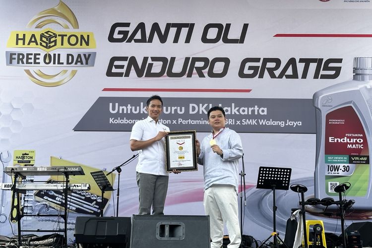 Persatuan Guru Republik Indonesia, Siswa SMK, Museum Rekor, oli mesin, ganti oli, Perkakas, rekor MURI, Ganti Oli Massal 2.500 Motor Guru Cetak Rekor MURI