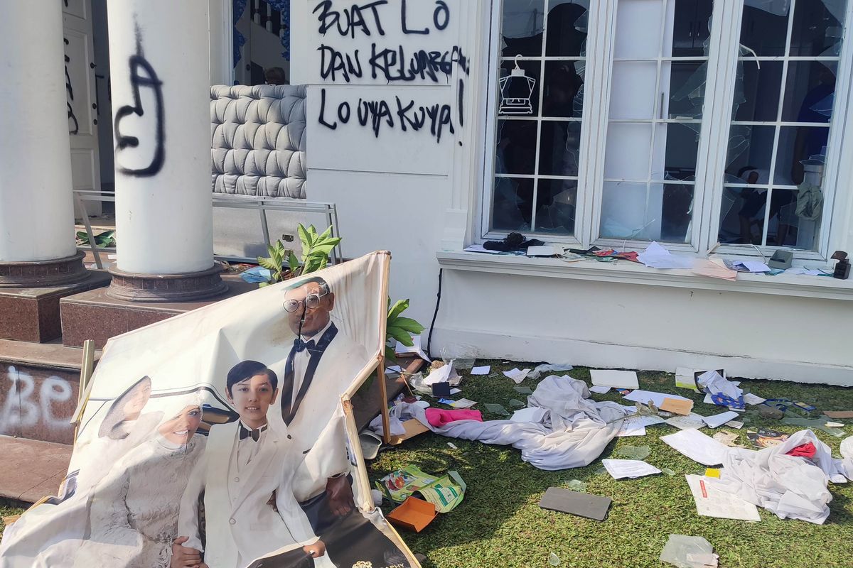 Uya Kuya, perusakan rumah, Polres Metro Jakarta Timur, rumah anggota DPR, penjarahan rumah, Polisi Tangkap 9 Terduga Penjarah Rumah Uya Kuya, Jumlah Pelaku Diduga Lebih Banyak