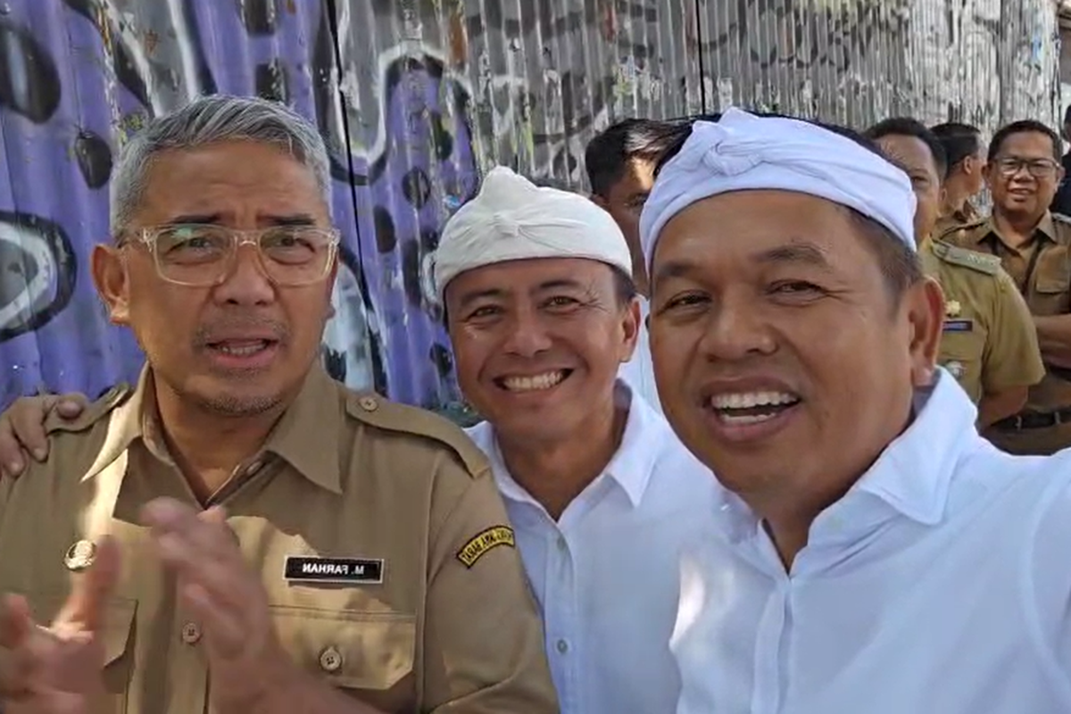 kebijakan daerah, Wali Kota Bandung, Muhammad Farhan, Gubernur Jawa Barat, Dedi Mulyadi, Jam masuk sekolah, Ini 4 Kebijakan Wali Kota Bandung Farhan yang Berlawanan dengan Aturan Dedi Mulyadi, 1. Rapat di Hotel, 2. Teras Cihampelas, 3. Larangan Membawa HP ke Sekolah, 4. Jam Masuk Sekolah