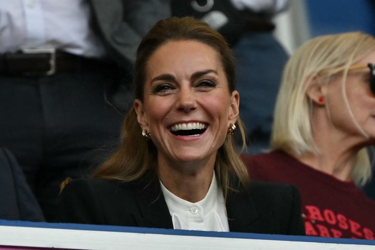 kate middleton, Princess of Wales, Putri Wales, gaya berpakaian Kate Middleton, Outfit Kate Middleton, gaya kate middleton, gaya rambut kate middleton, busana kate middleton, catherine middleton, gaya pakaian kate middleton, Outfit Kate Middleton Saat Nonton Rugby, Pakai Blazer Alexander McQueen