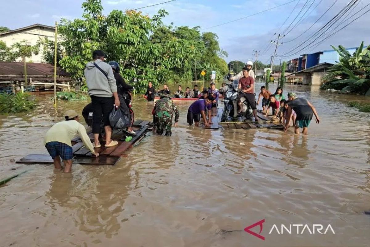 Sanggau, Banjir, Banjir Sanggau Rendam Ratusan Rumah, Akses Perbatasan Indonesia-Malaysia Putus, Kecamatan Sekayam Terdampak Paling Parah, Akses Jalan Lintas Malindo Putus, Kondisi di Entikong dan Beduai, Penanganan Darurat dan Imbauan Masyarakat
