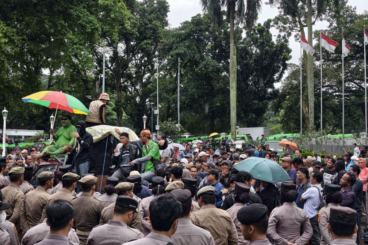 Balai Kota Bogor, pemusnahan angkot, Macet di Jalan Juanda: Dampak Demo Sopir Angkot di Balai Kota Bogor
