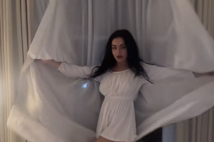 Charli XCX, The 1975, gaun pernikahan, charli xcx menikah, busana pernikahan charli xcx, gaun pengantin charli xcx, drummer the 1975, the 1975 drummer george daniel, Charli XCX Menikah dengan Drummer The 1975, Intip 2 Gaun Pernikahannya