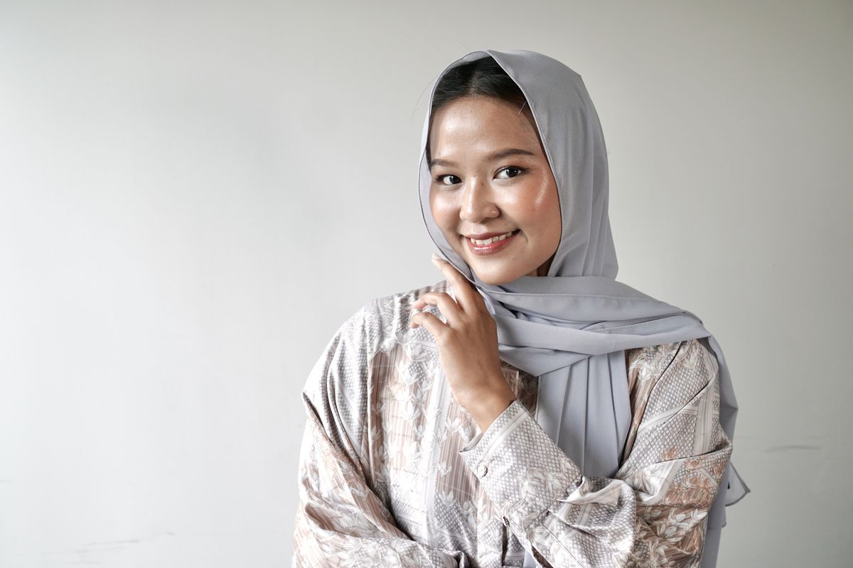 Idul Adha, Idul Adha 2025, idul adha, idul adha 2025, tutorial makeup untuk idul adha, makeup untuk idul adha, cara touch up makeup yang benar, cara touch up makeup, 5 Cara Touch Up Makeup yang Benar agar Segar Saat Idul Adha 2025, 1. Atasi minyak dengan blotting paper dan tisu, 2. Aplikasikan bedak tipis-tipis, 3. Gunakan setting spray untuk "mengunci", 4. Siapkan touch up kit yang ringkas, 5. Pilih bedak yang tepat