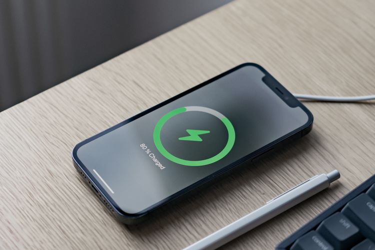 tips keamanan HP, charger publik berbahaya, stop cas HP di sini, cas HP tempat umum, FBI Keluarkan Peringatan, Jangan Cas HP di Tempat-tempat Ini!