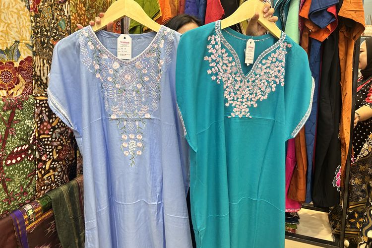 INACRAFT 2026, Bawa Uang Rp 300 Ribu, Dapat Apa Saja di INACRAFT 2026?, 1. Baju batik , 2. Kain jarik, 3. Sandal kasual hingga motif batik, 4. Daster bordir dan batik tulis, 5. Skort batik, 6. Aksesori dan gantungan kunci, 7. Vest batik   Produk UMKM yang ada di INACRAFT 2026 di Jakarta Convention Center, Jakarta Pusat, Rabu (4/2/2026)., 8. Tas dan dompet rajut