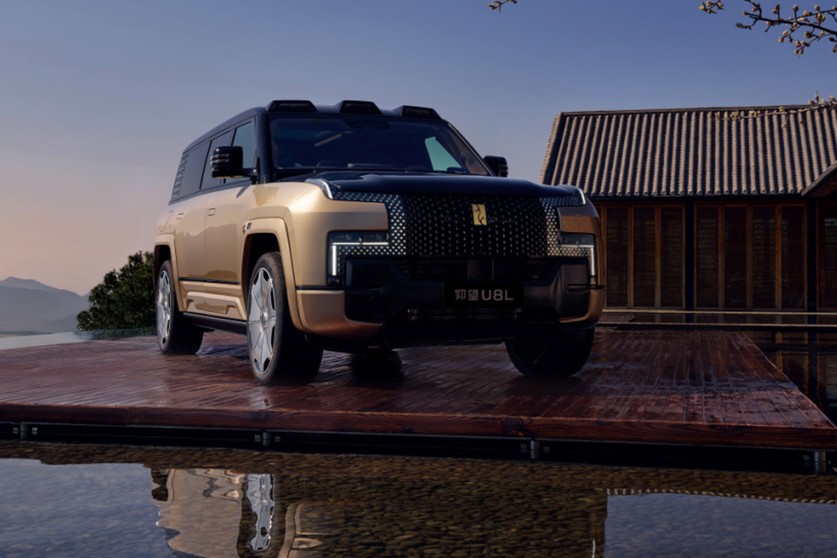 SHANGHAI, Shanghai, Yangwang U8L, Yangwang U8L, SUV Mewah dengan Logo Berlapis Emas 24 Karat