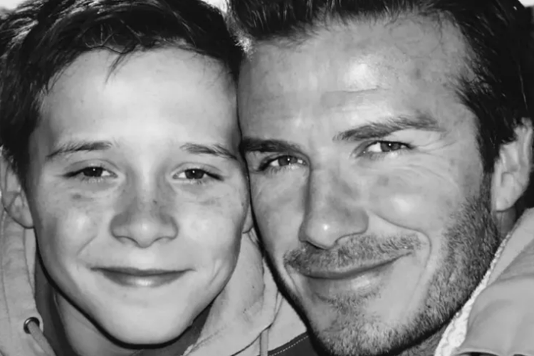 Nicola Peltz, keluarga Beckham, Drama Keluarga Beckham, Brooklyn Klaim Ditekan Lepas Hak Identitas, Tekanan menjelang pernikahan, Nama sebagai identitas pribadi dan keluarga, Dampak penolakan terhadap relasi keluarga, Pilihan menggunakan nama ganda, Belum ada tanggapan dari David dan Victoria
